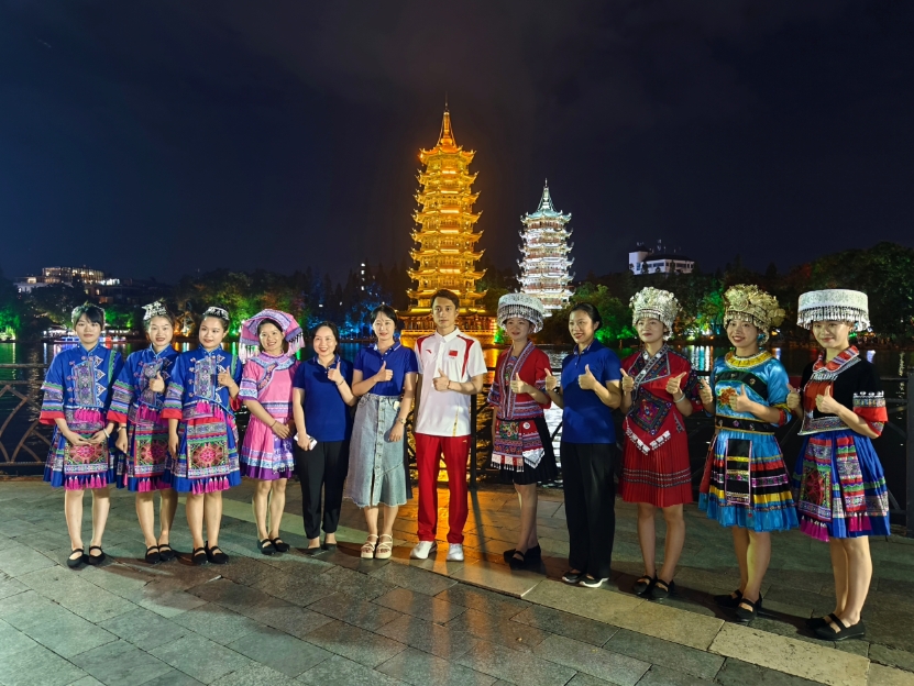 奥运冠军练俊杰畅游两江四湖景区